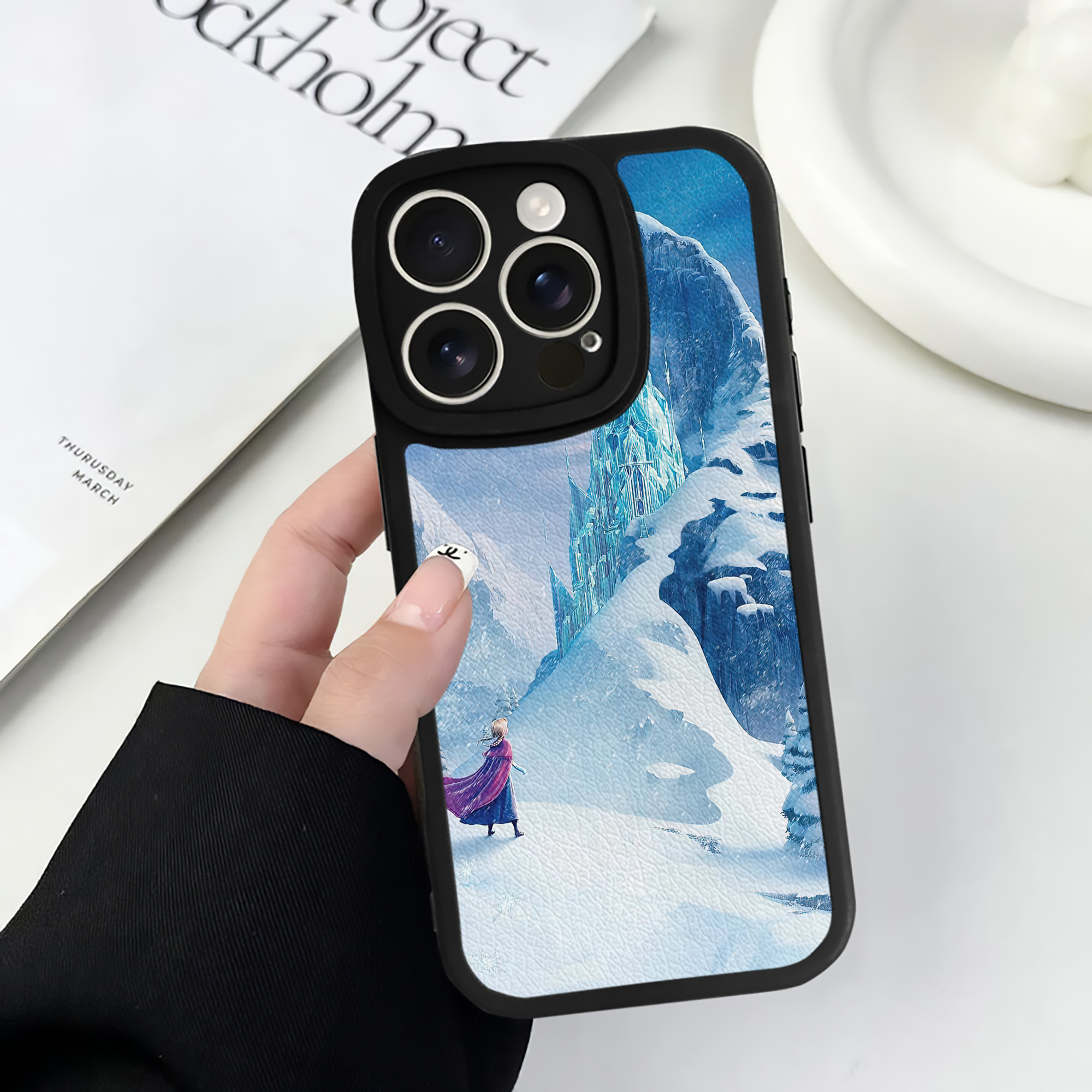 （画像用） アナと雪の女王 アンナ エルサ Frozen Anna Elsa 【iPhone 16シリーズ対応】シリコンスマホケース（レザー調） 材質：シリコン